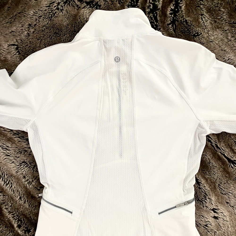 Lululemon 💎💎❄️ winter wonderland ❄️💎💎white half zip luxtreme pullover. Size6